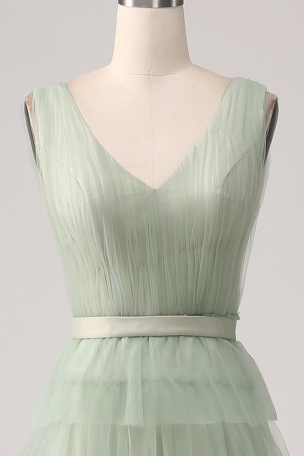 Vestido de fiesta verde plisado escalonado con abertura