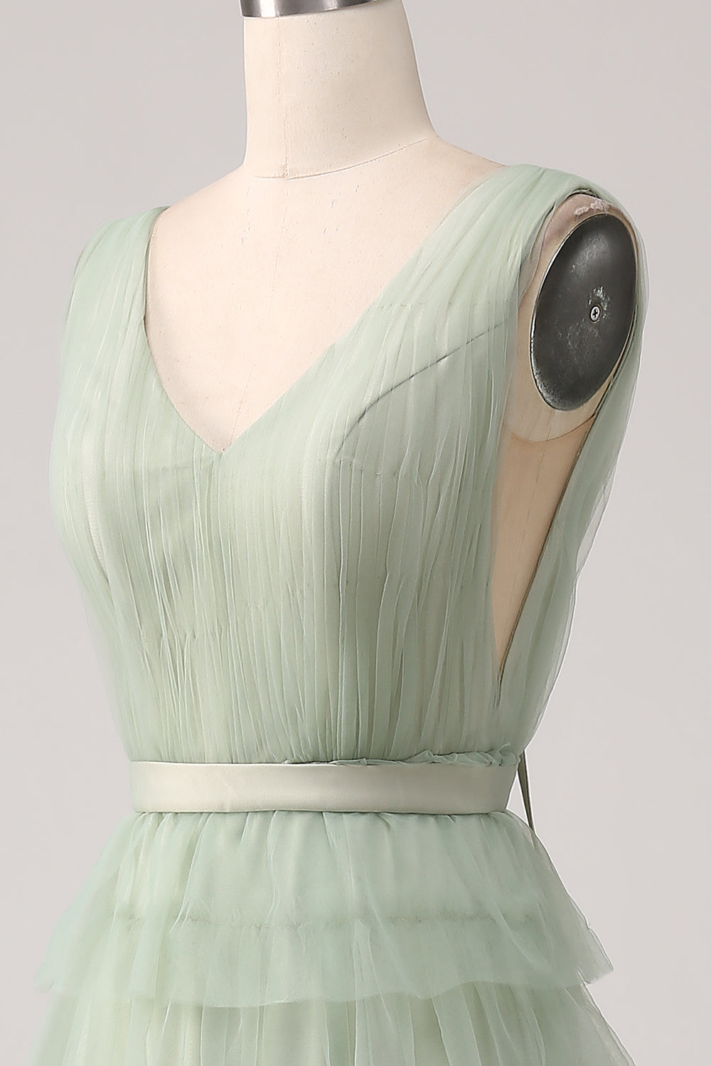 Vestido de fiesta verde plisado escalonado con abertura