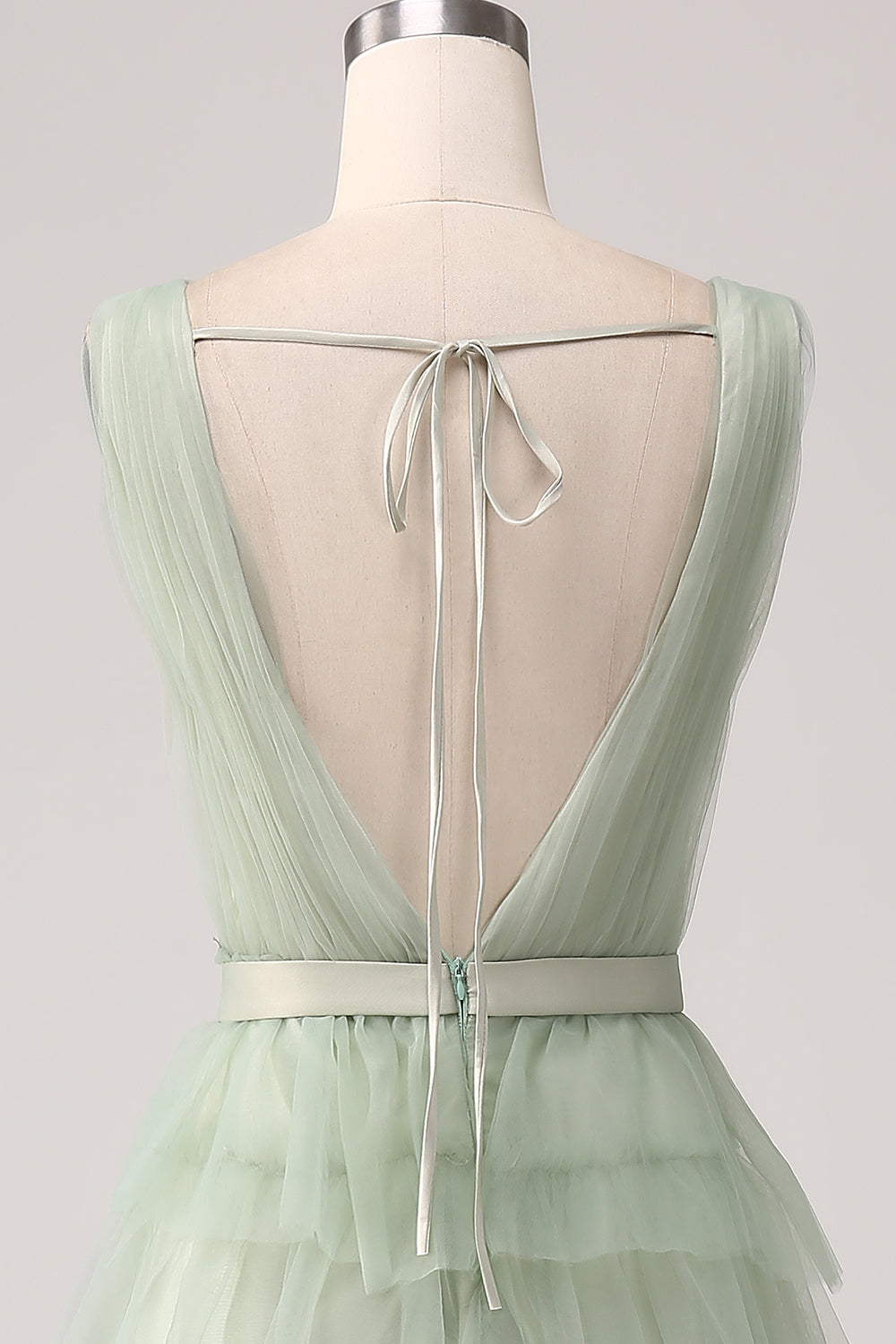Vestido de fiesta verde plisado escalonado con abertura