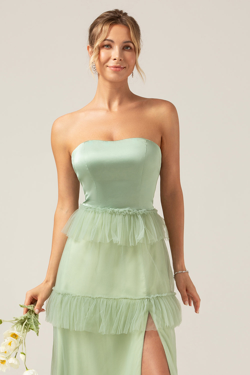 Vestido de dama de honor largo sin tirantes de línea A de Matcha con volantes