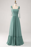 Un vestido largo de dama de honor verde gasa de una línea con pliegues