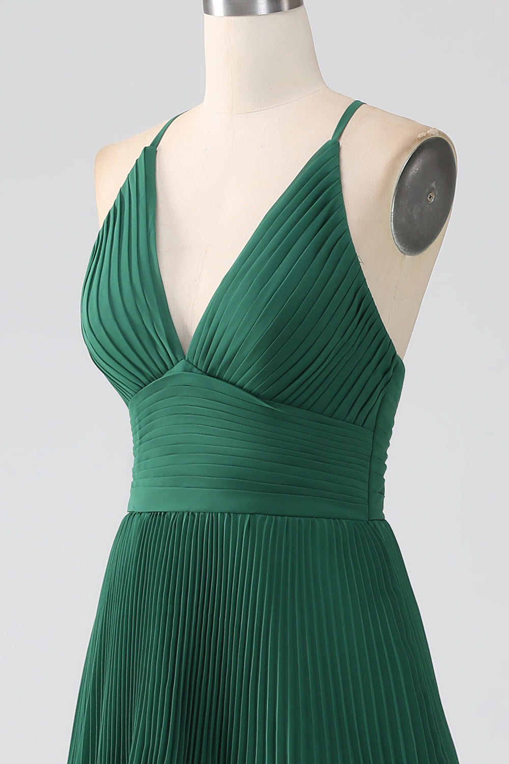 Vestido de dama de honor de gasa escalonada verde oscuro de una línea con plisado