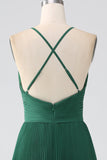 Vestido de dama de honor de gasa escalonada verde oscuro de una línea con plisado