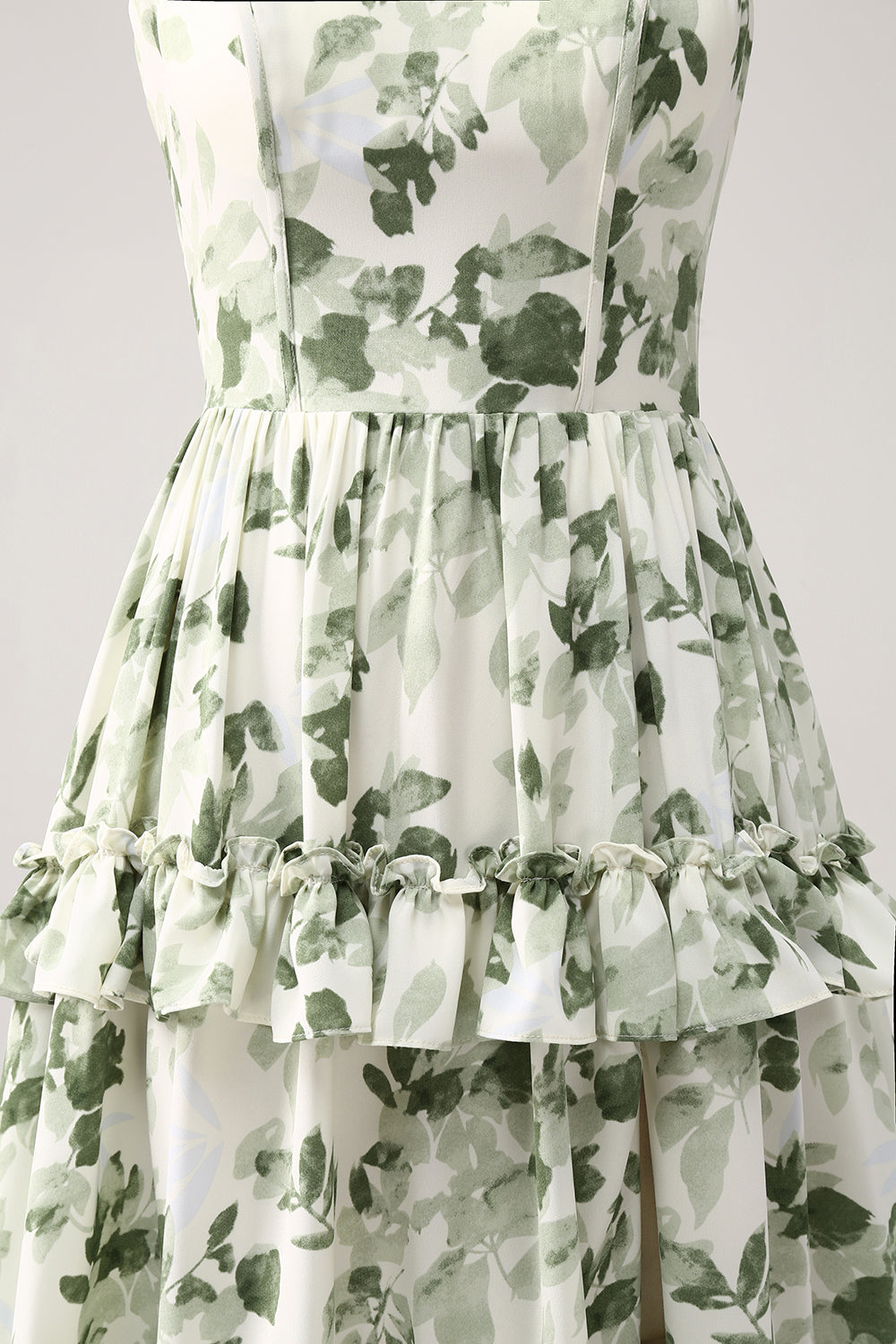 Vestido de fiesta escalonado con volantes florales verdes con abertura