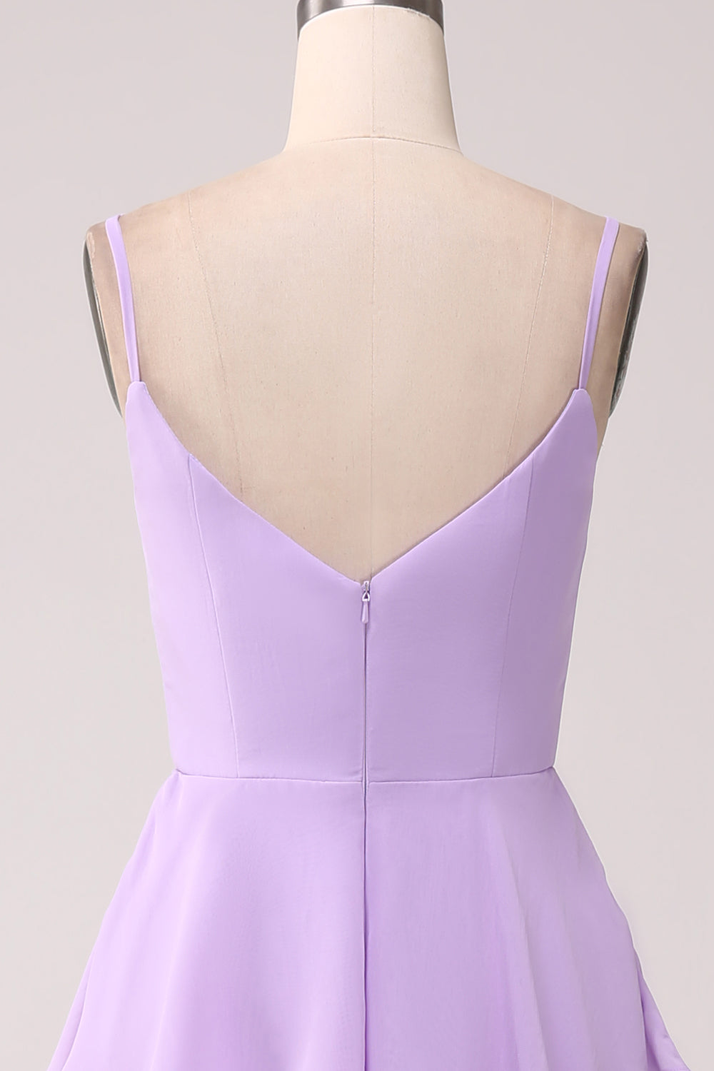 Vestido de dama de honor lila de gasa lila con tirantes finos de una línea con abertura