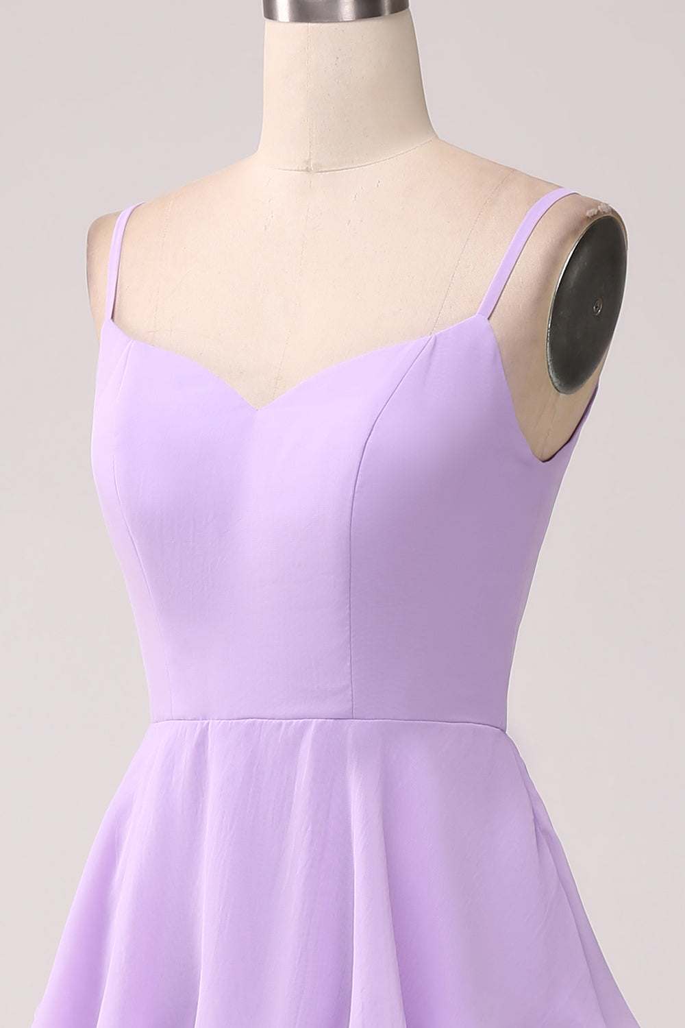 Vestido de dama de honor lila de gasa lila con tirantes finos de una línea con abertura
