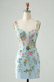 Vestido de cóctel corto bordado con tirantes finos ajustados y flores azules