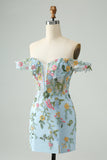 Vestido de cóctel corto bordado con tirantes finos ajustados y flores azules
