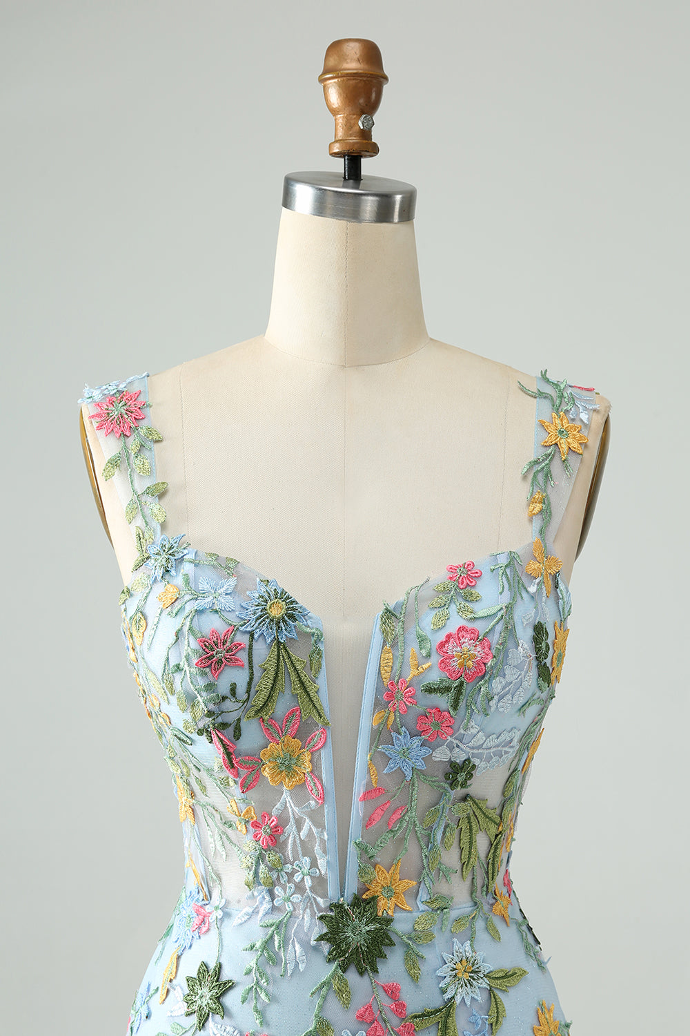 Vestido de cóctel corto bordado con tirantes finos ajustados y flores azules