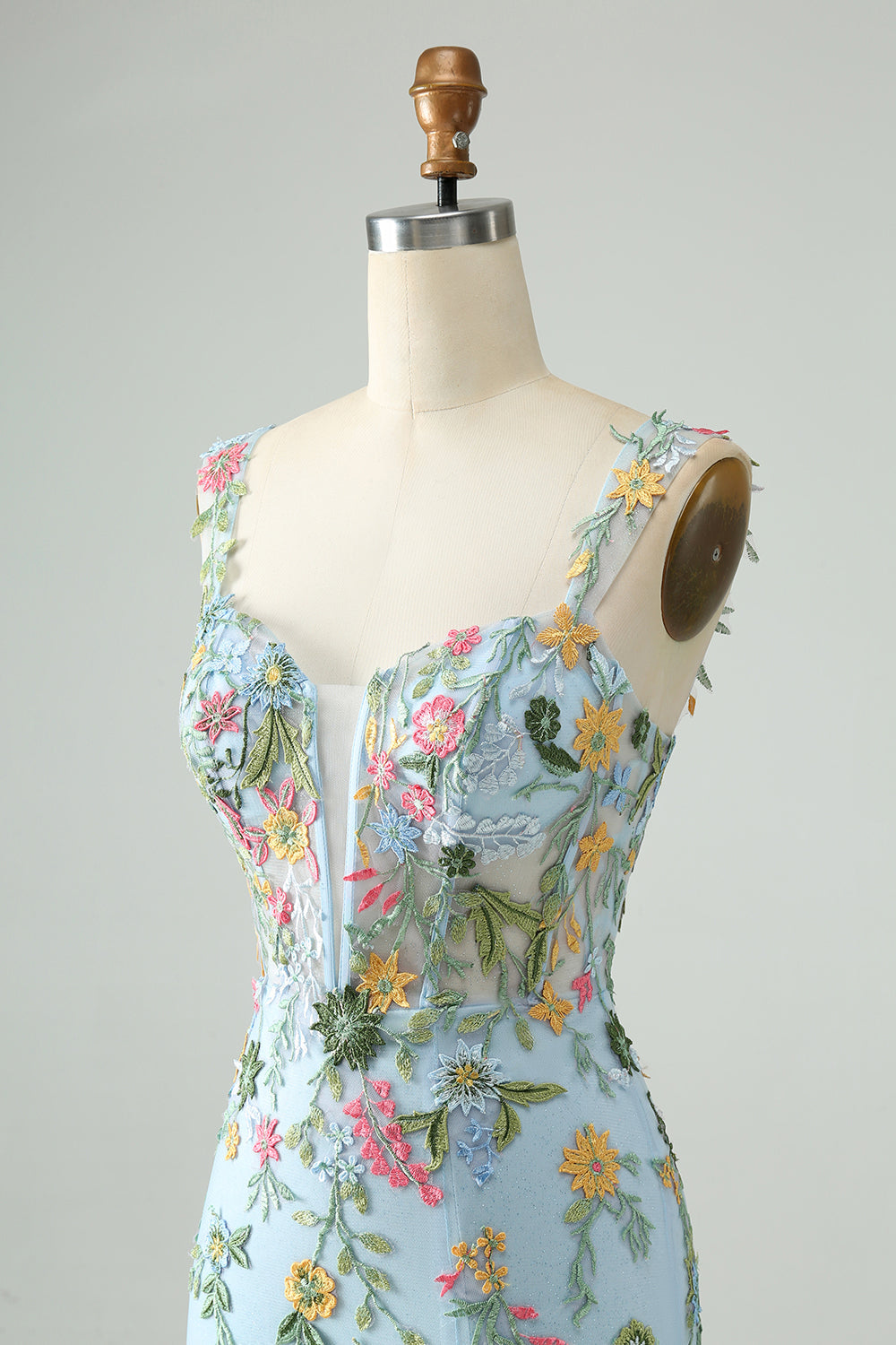 Vestido de cóctel corto bordado con tirantes finos ajustados y flores azules