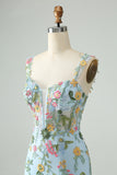 Vestido de cóctel corto bordado con tirantes finos ajustados y flores azules