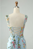 Vestido de cóctel corto bordado con tirantes finos ajustados y flores azules