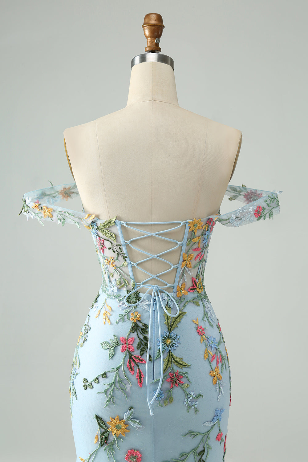 Vestido de cóctel corto bordado con tirantes finos ajustados y flores azules