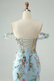 Vestido de cóctel corto bordado con tirantes finos ajustados y flores azules
