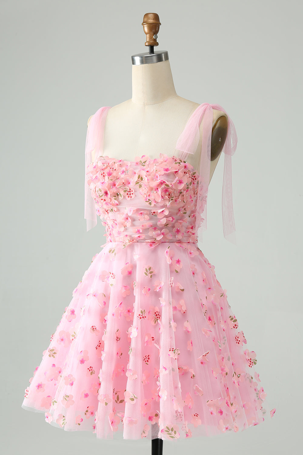 Lindo vestido de cóctel corto rosa con tirantes finos y flores en 3D