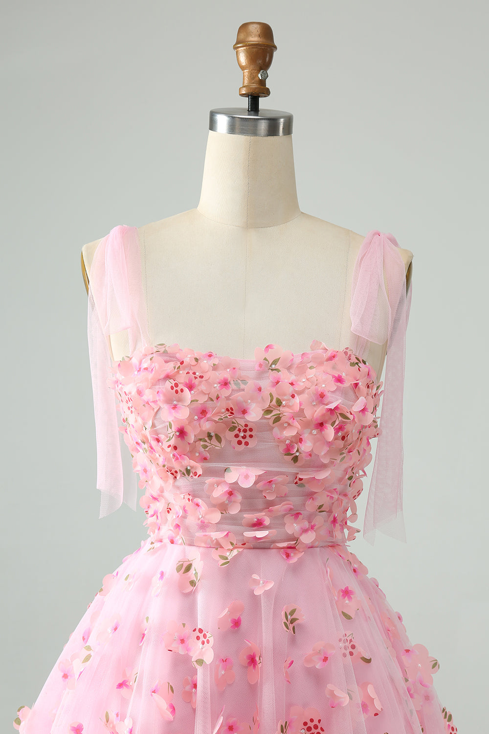 Lindo vestido de cóctel corto rosa con tirantes finos y flores en 3D