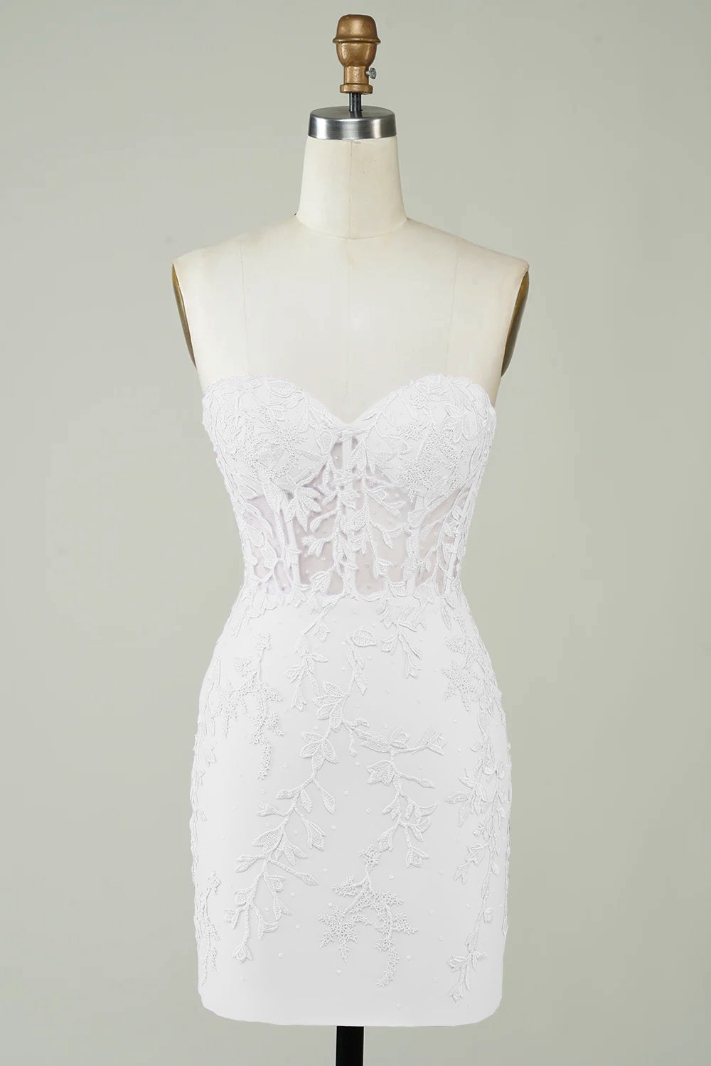 Vestido blanco ajustado con tirantes finos y apliques