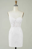 Vestido blanco ajustado con tirantes finos y apliques
