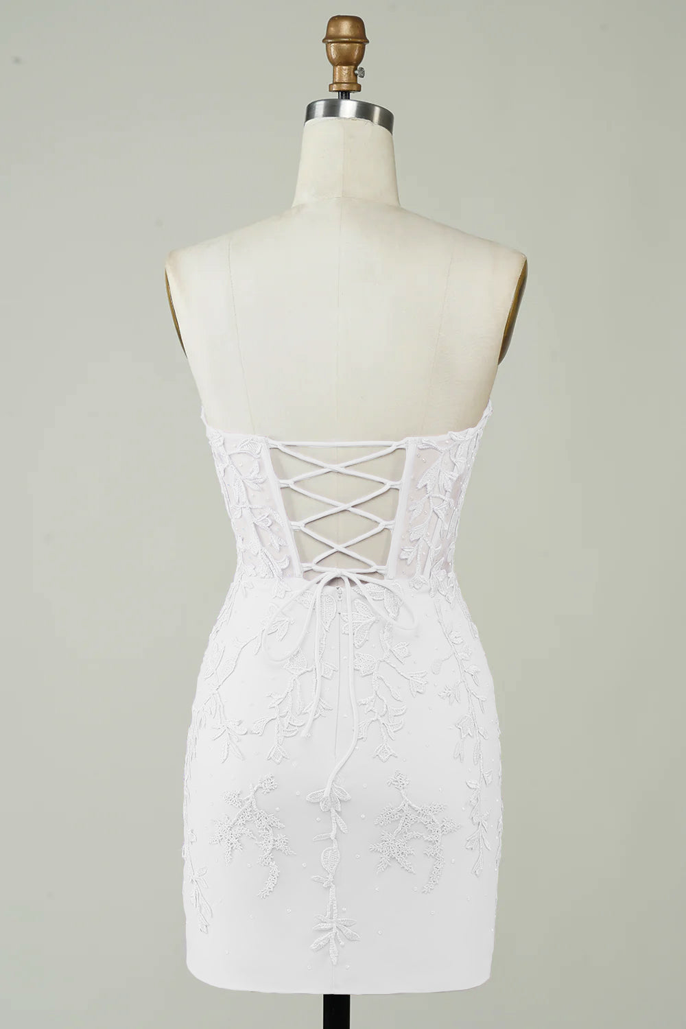 Vestido blanco ajustado con tirantes finos y apliques