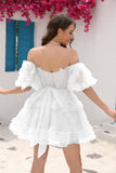 Un corsé con volantes de hombros descubiertos pequeño vestido blanco