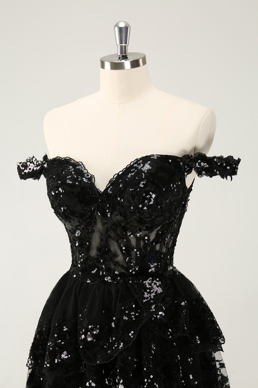 Vestido de cóctel de encaje con corsé escalonado y hombros descubiertos en negro brillante