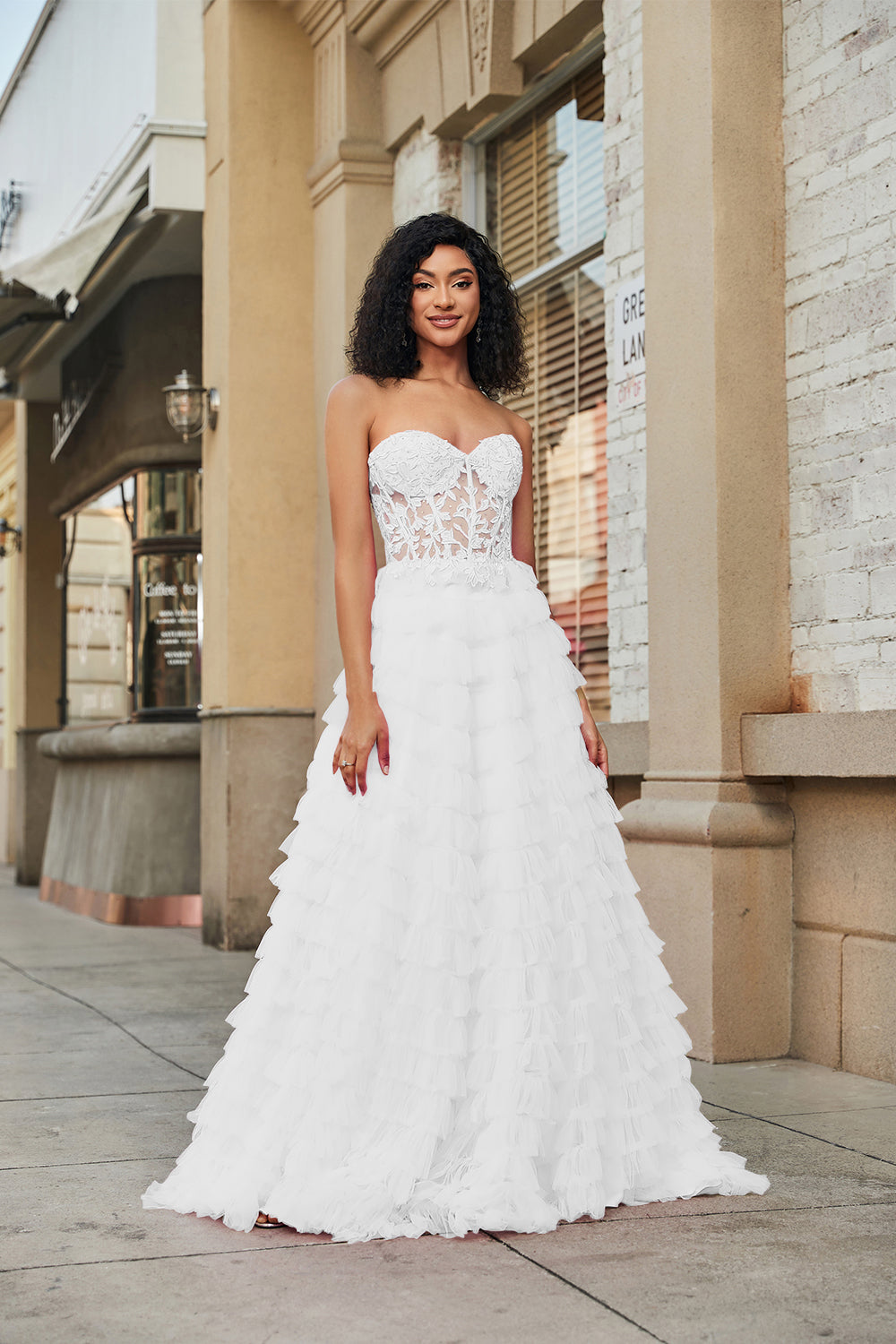 Vestido de novia de línea A con volantes de corsé blanco con encaje