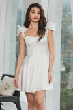 Vestido corto de graduación con corsé de línea A blanco con volantes