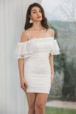 Vestido de graduación corto blanco con volantes ajustado