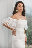 Vestido de graduación corto blanco con volantes ajustado