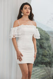Vestido de graduación corto blanco con volantes ajustado