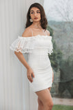 Vestido de graduación corto blanco con volantes ajustado