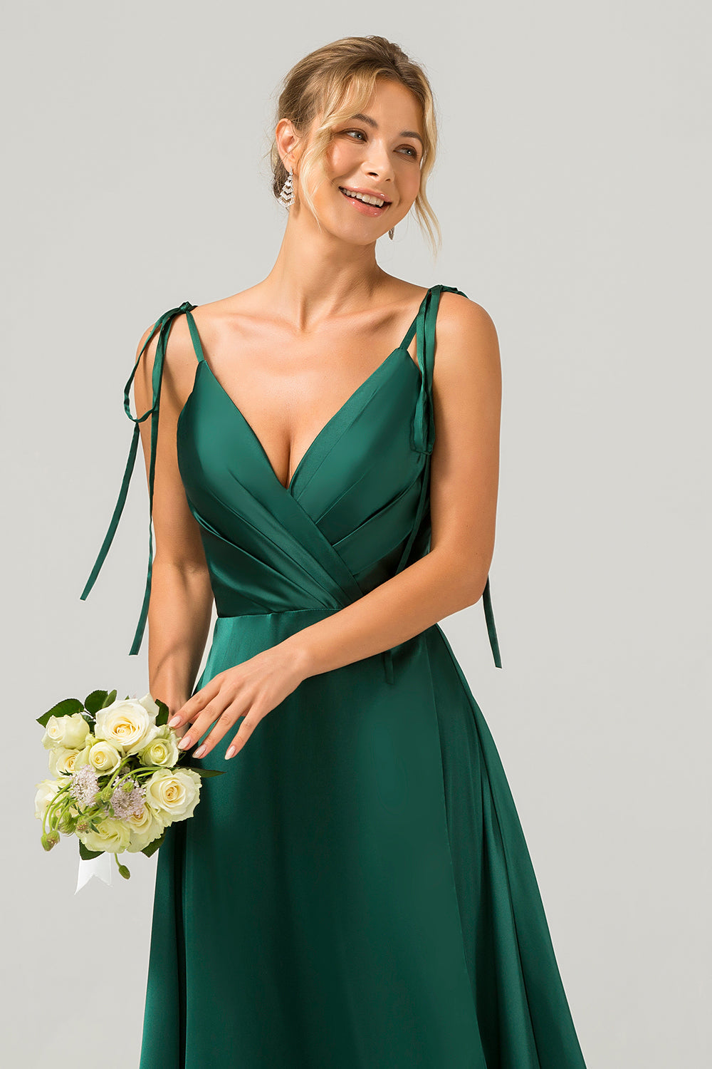 Vestido largo de dama de honor fruncido con tirantes finos de línea A verde oscuro con abertura