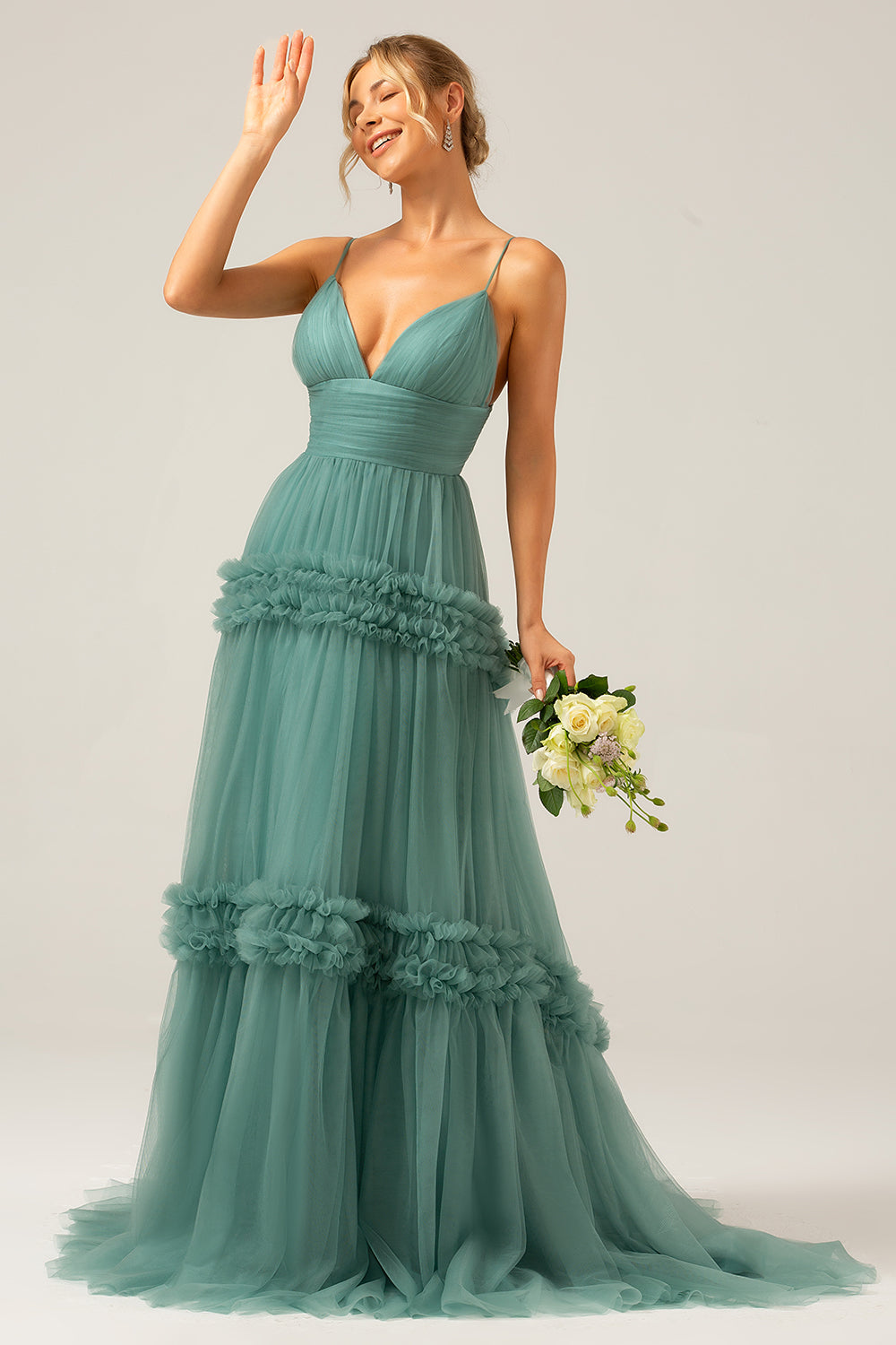 Vestido largo de dama de honor con tirantes finos de tul verde con tirantes de espagueti con volantes