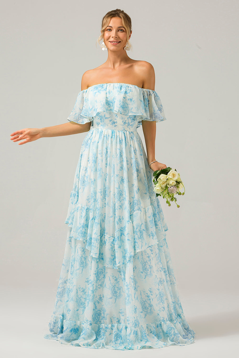 Vestido de dama de honor largo boho con hombros florales blancos y azules con volantes