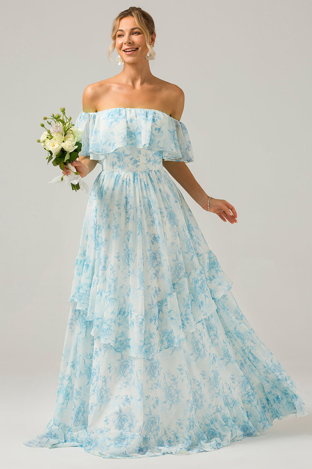 Vestido de dama de honor largo boho con hombros florales blancos y azules con volantes