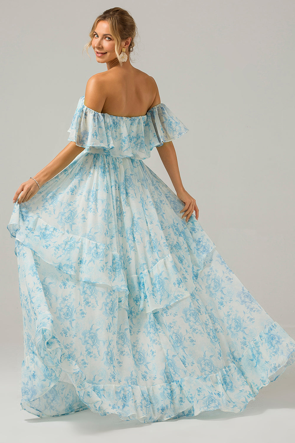 Vestido de dama de honor largo boho con hombros florales blancos y azules con volantes