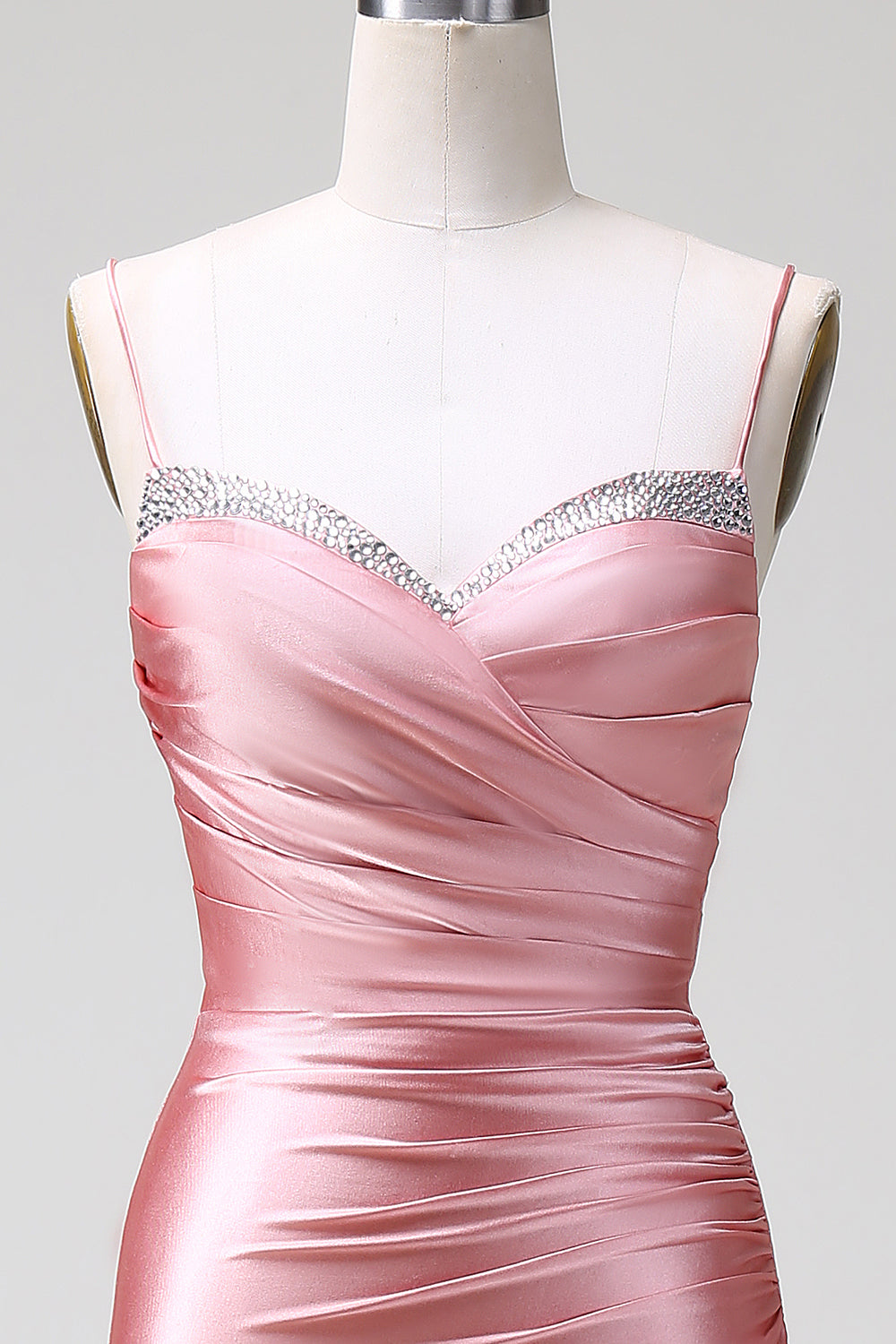 Vestido de fiesta de satén con tirantes de sirena y rubor con abertura