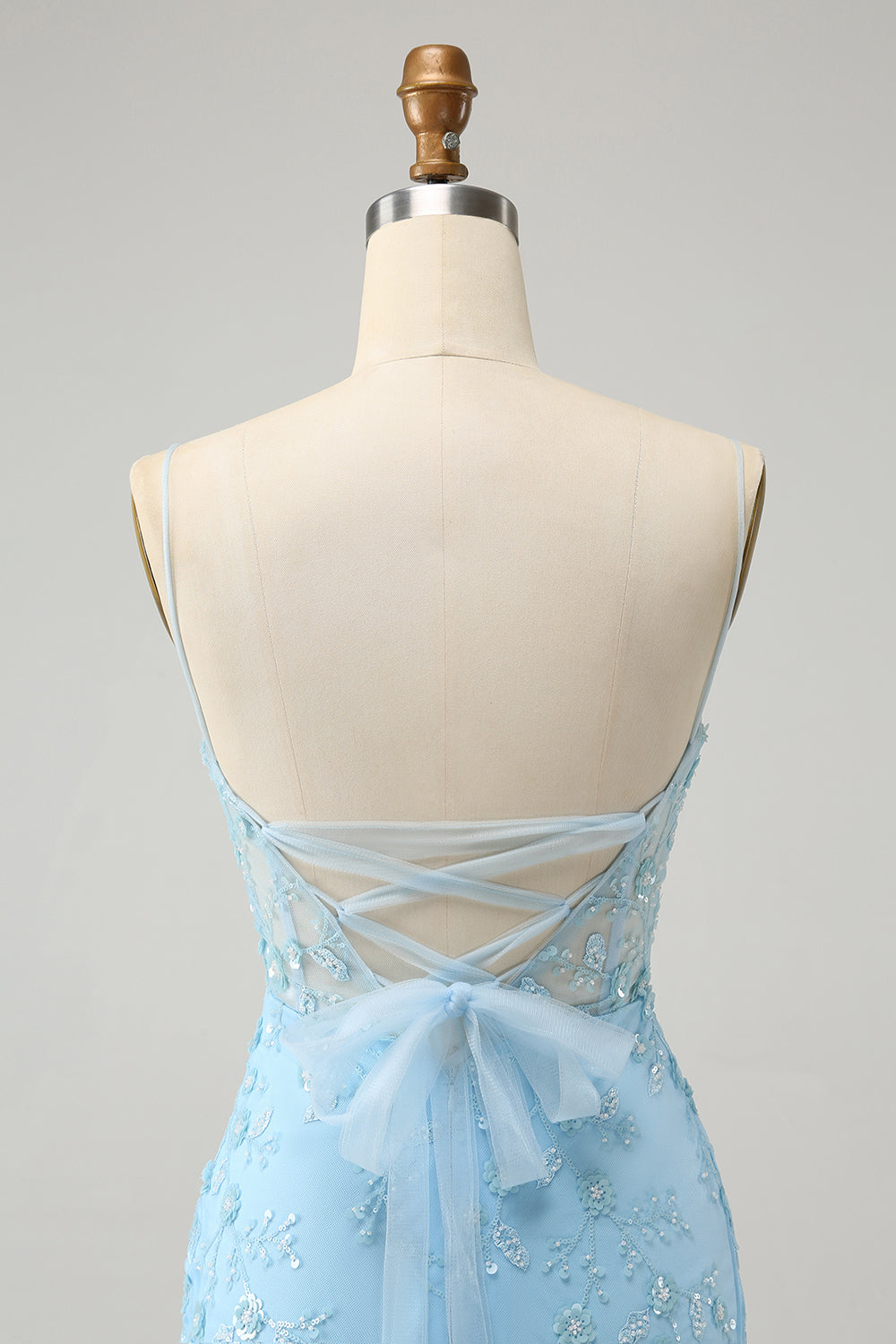 Vestido de cóctel ajustado con tirantes finos y cordones en la espalda azul