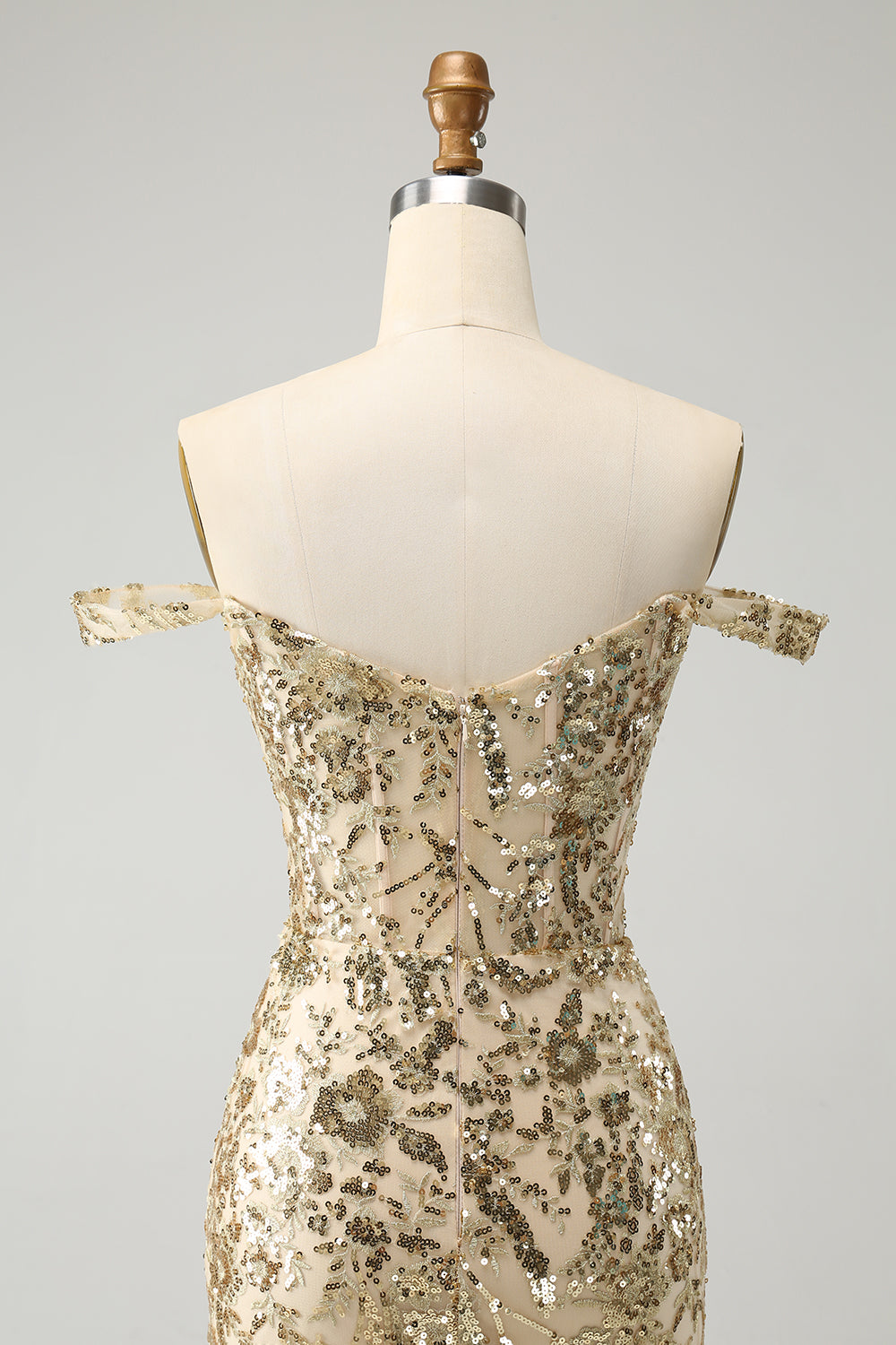 Vestido de cóctel dorado con hombros descubiertos y lentejuelas
