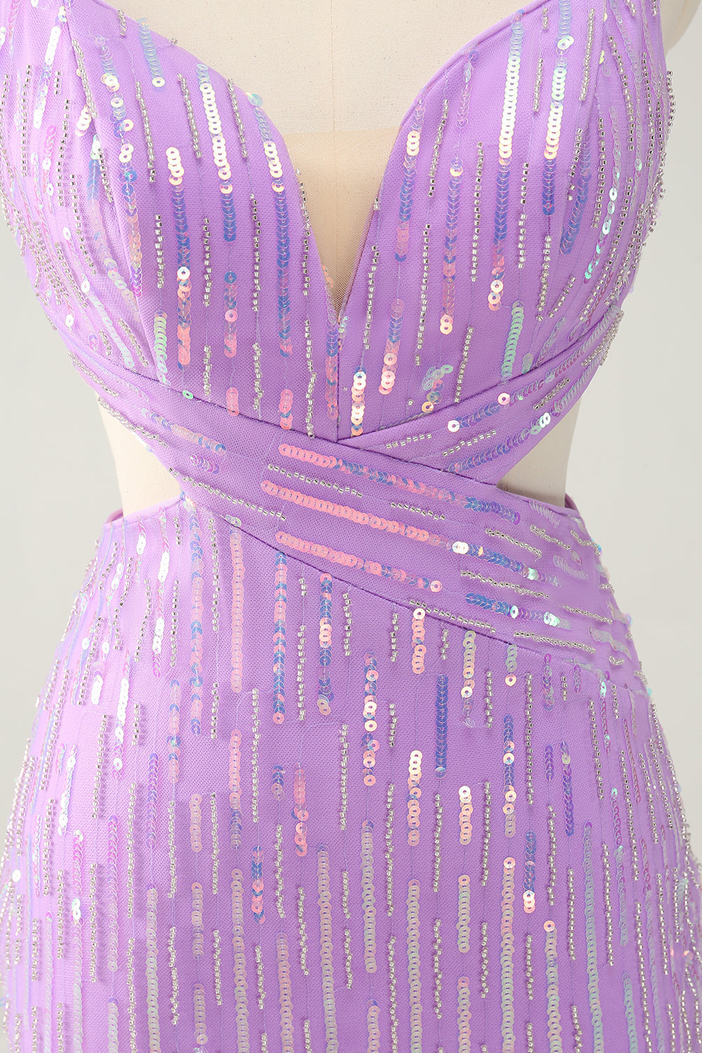 Vestido corto de regreso a casa con cuello en V ajustado de lentejuelas púrpura brillante