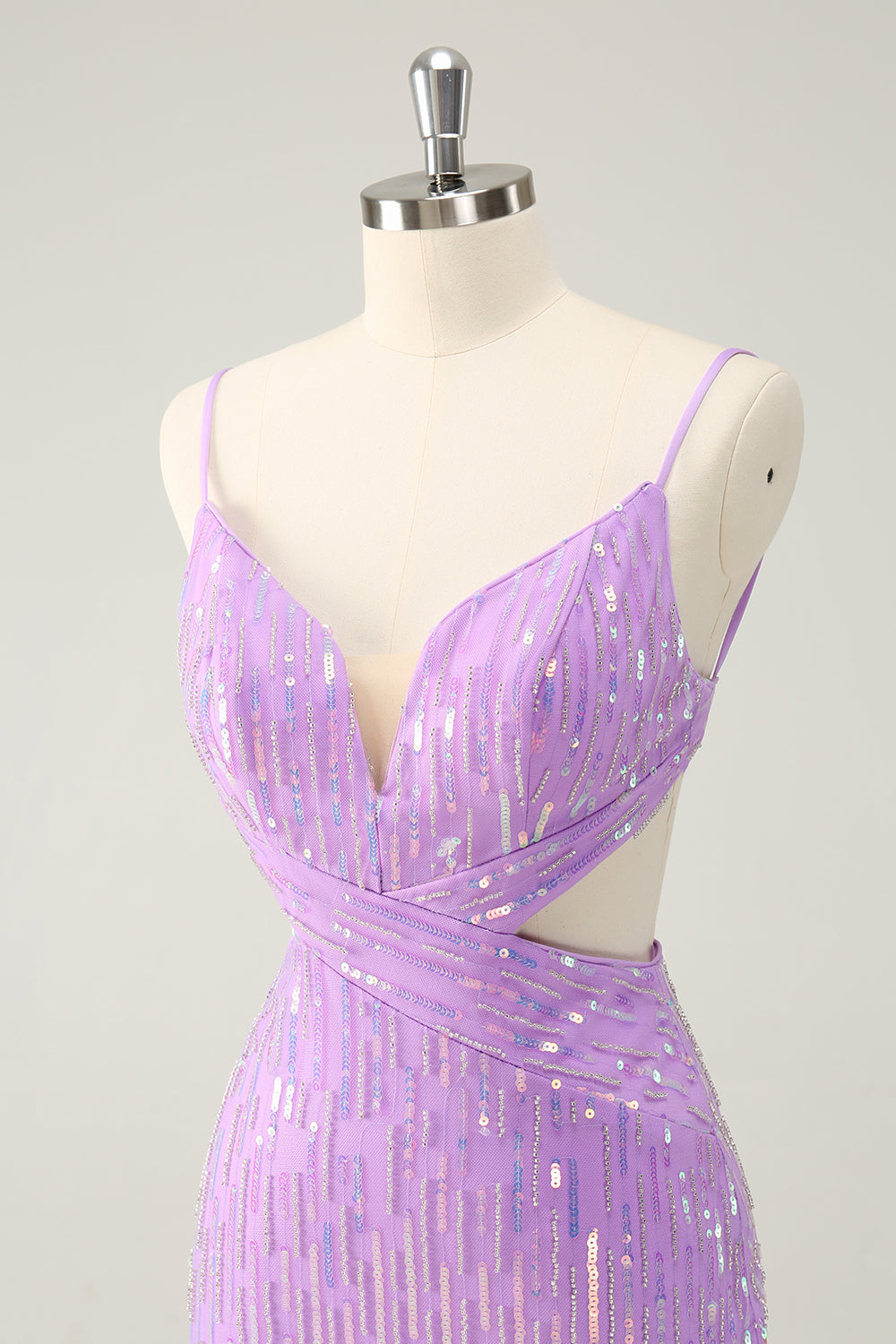 Vestido corto de regreso a casa con cuello en V ajustado de lentejuelas púrpura brillante