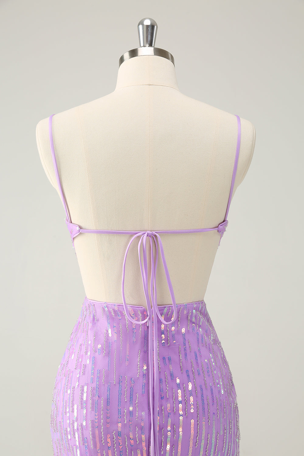 Vestido corto de regreso a casa con cuello en V ajustado de lentejuelas púrpura brillante