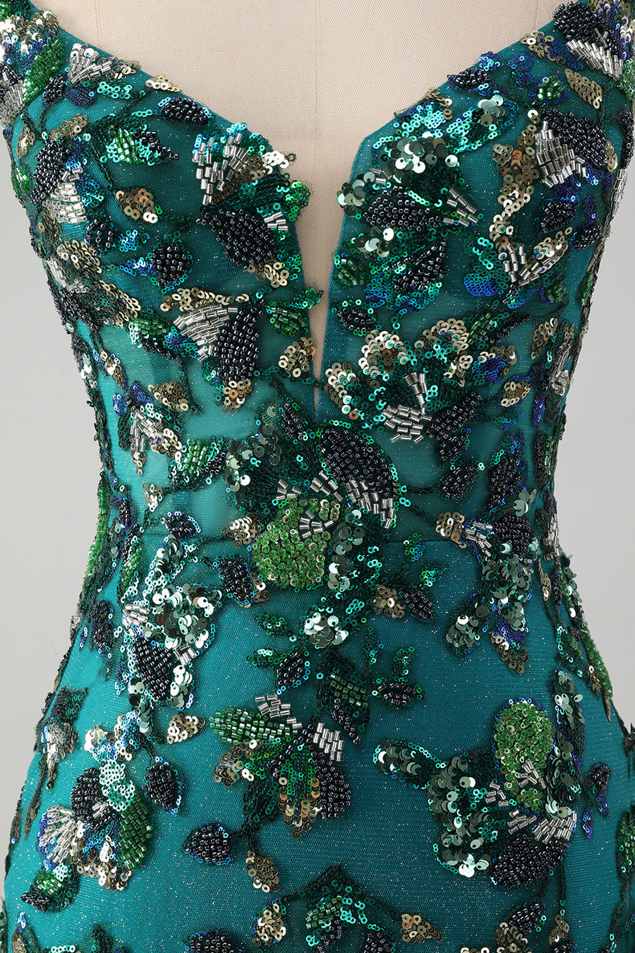 Vestido de cóctel ajustado con lentejuelas y cuentas de color verde oscuro brillante con cordones en la espalda