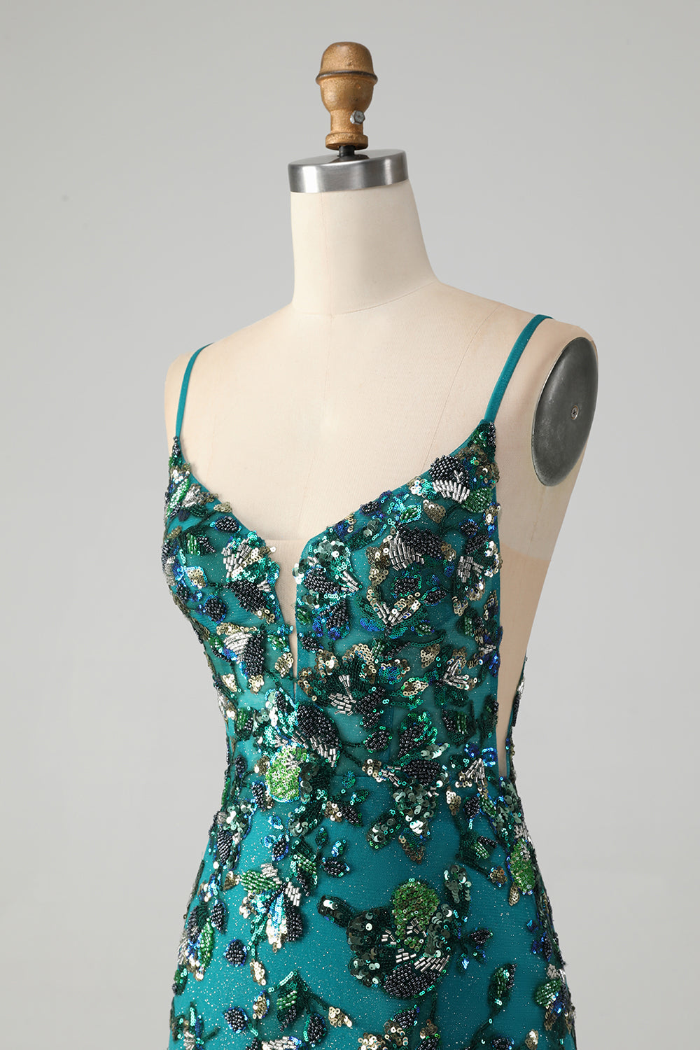 Vestido de cóctel ajustado con lentejuelas y cuentas de color verde oscuro brillante con cordones en la espalda