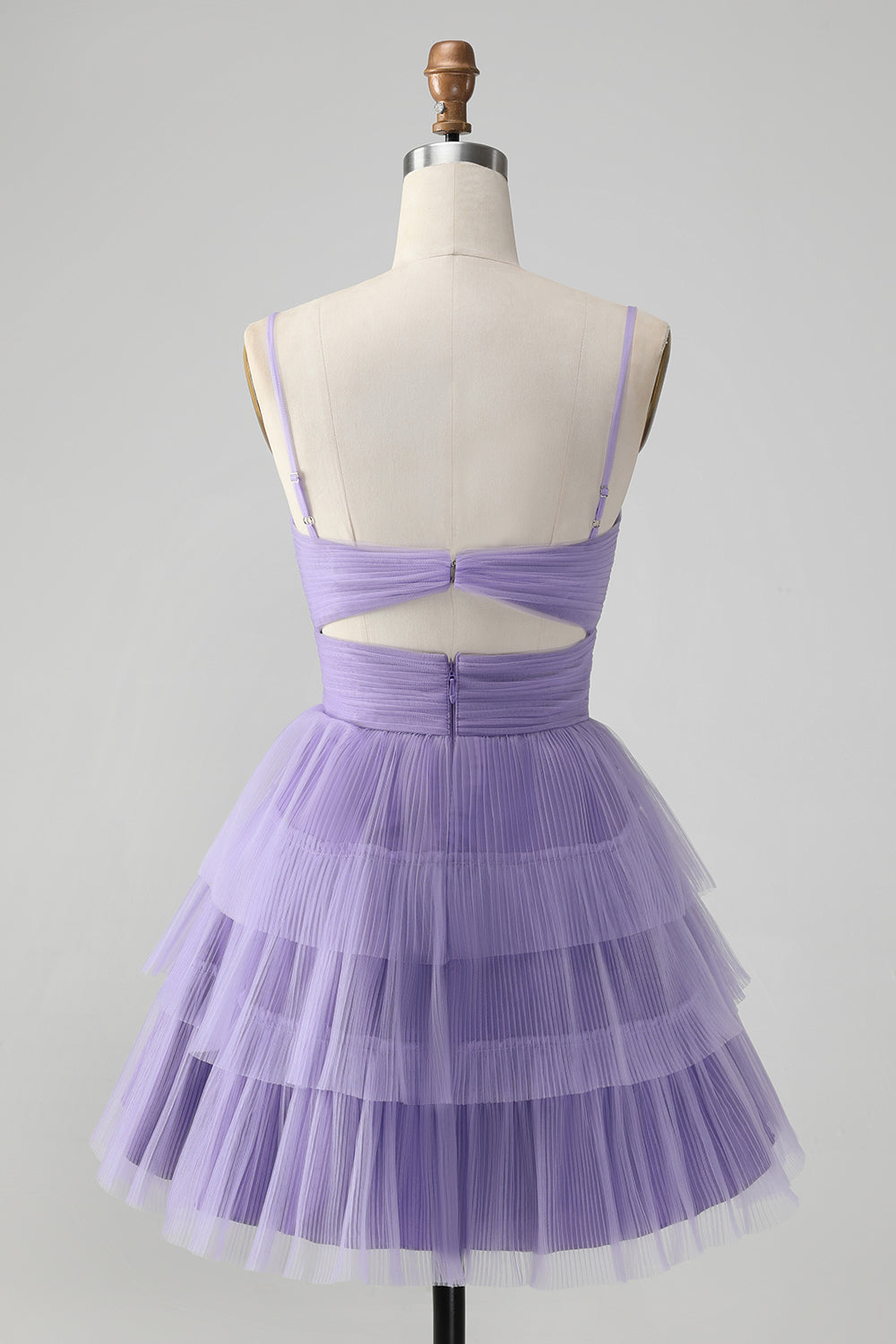 Lindo vestido de cóctel corto de tul con tirantes finos y una línea morado