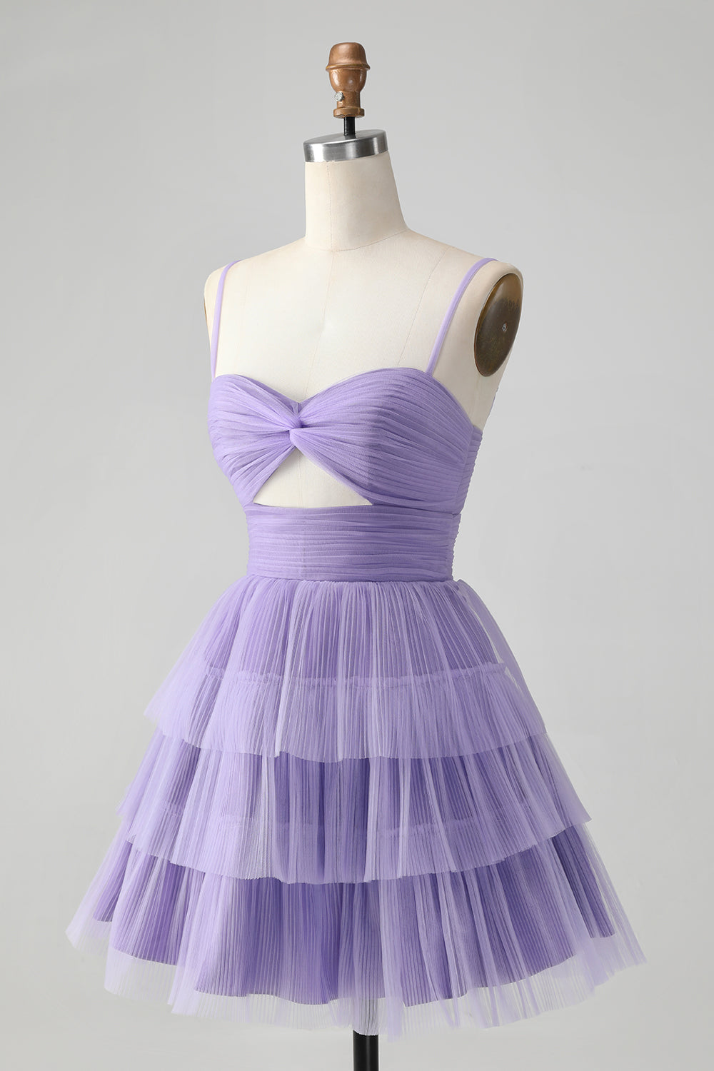 Lindo vestido de cóctel corto de tul con tirantes finos y una línea morado