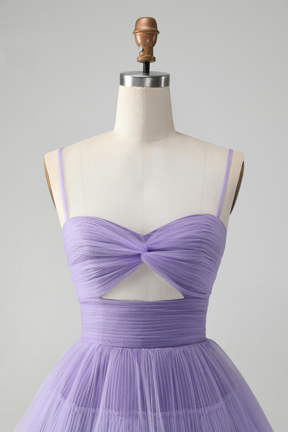 Lindo vestido de cóctel corto de tul con tirantes finos y una línea morado