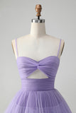 Lindo vestido de cóctel corto de tul con tirantes finos y una línea morado