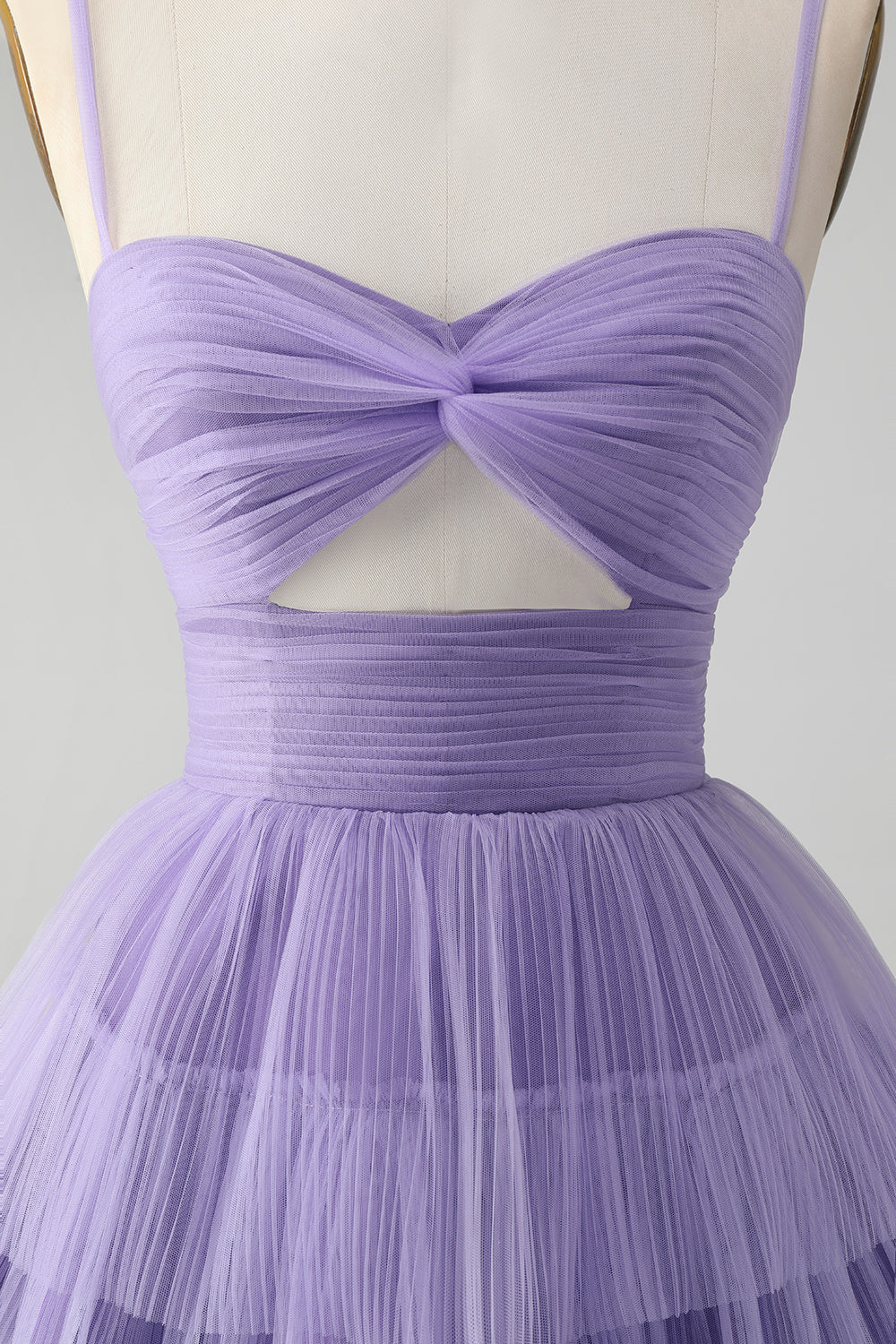 Lindo vestido de cóctel corto de tul con tirantes finos y una línea morado