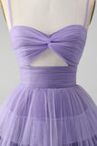 Lindo vestido de cóctel corto de tul con tirantes finos y una línea morado